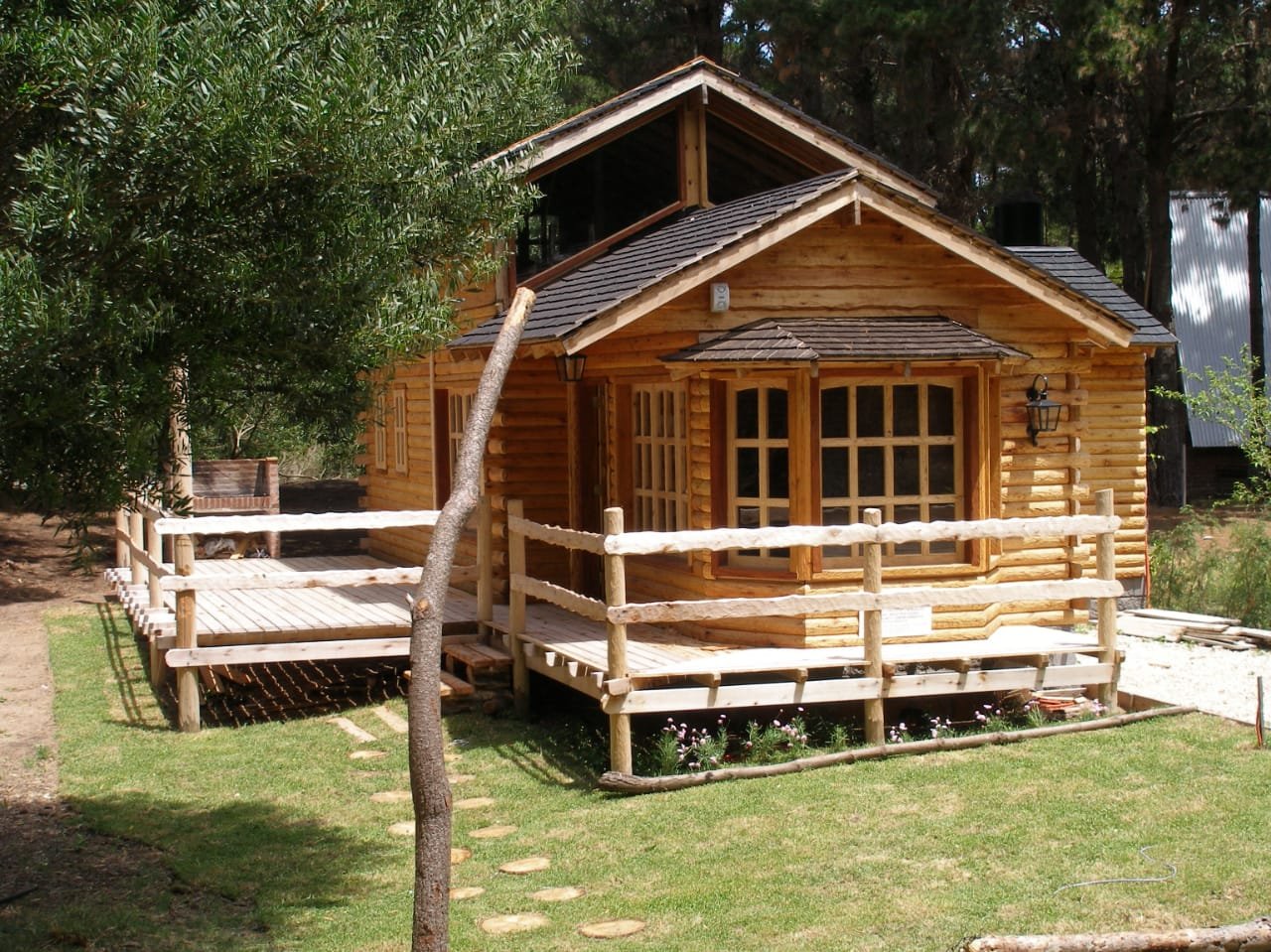 Obra de cabaña de troncos macizos — Aliwen Mundo Rústico